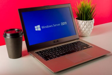 Tula, Rusya - 18 Ağustos 2019: Microsoft Windows Server 2019 modern bir dizüstü bilgisayarda görüntülendi