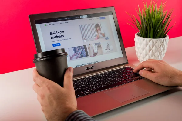 Tula, Russia - AUGUST 18, 2019: Shopify web page displayed on a modern laptop on desk — Stock Photo, Image