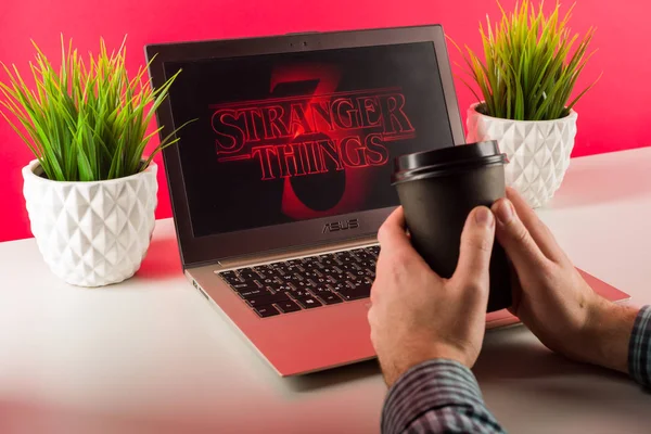 Tula, Rusya -18 Ağustos 2019: Netflix Tv dizisi Poster'den Stranger Things 3, Stranger Things Sezon 3'ün çekilen dizüstü bilgisayarı — Stok fotoğraf
