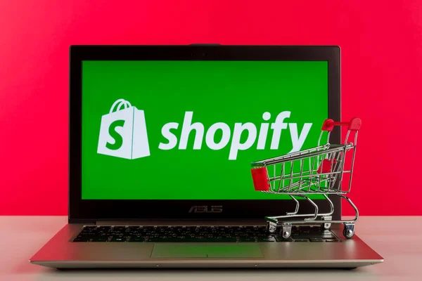Tula, Rusia - 18 de agosto de 2019: Shopify logo exhibido en un ordenador portátil moderno en el escritorio — Foto de Stock