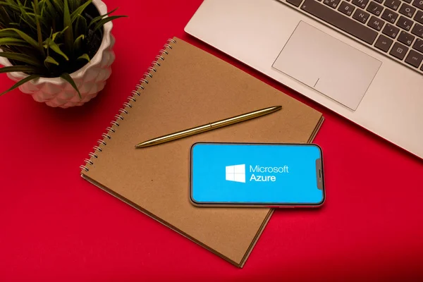 Tula, Rusya - 19 Ağustos 2019: Microsoft Azure, masa başında modern dizüstü bilgisayarın yanında bir iphone X'te görüntülendi — Stok fotoğraf