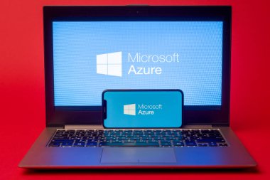 Tula, Rusya - 19 Ağustos 2019: Microsoft Azure, masa başında modern dizüstü bilgisayarın yanında bir iphone X'te görüntülendi