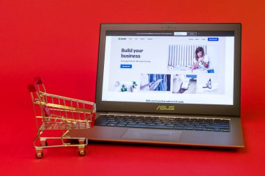Tula, Rusya - 19 Ağustos 2019: Modern bir dizüstü bilgisayarda görüntülenen alışveriş web sayfası