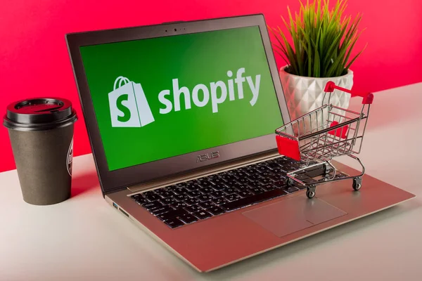 Tula, Rusya - 18 Ağustos 2019: Masa başında modern bir dizüstü bilgisayarda görüntülenen shopify logosu — Stok fotoğraf