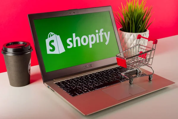 Tula, Rusya - 18 Ağustos 2019: Masa başında modern bir dizüstü bilgisayarda görüntülenen shopify logosu
