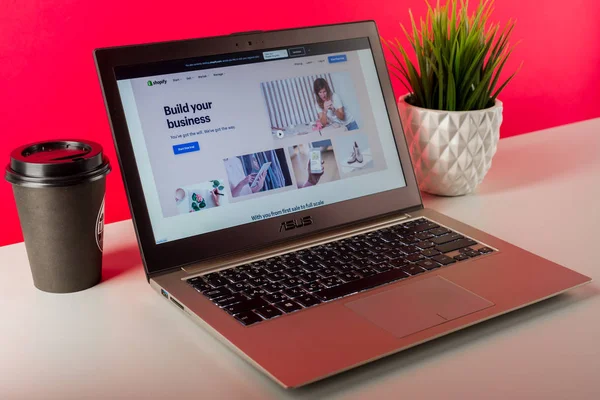Tula, Rússia - 18 de agosto de 2019: Página da web do Shopify exibida em um laptop moderno na mesa — Fotografia de Stock