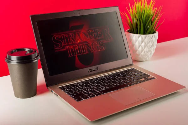 Tula, Rusya -18 Ağustos 2019: Netflix Tv dizisi Poster'den Stranger Things 3, Stranger Things Sezon 3'ün çekilen dizüstü bilgisayarı — Stok fotoğraf