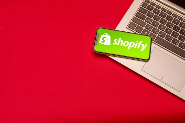 Tula, Russia - AGOSTO 19, 2019: Shopify logo su iPhone X — Foto Stock