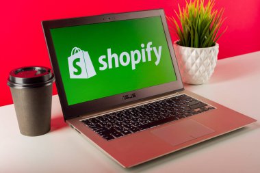 Tula, Rusya - 18 Ağustos 2019: Masa başında modern bir dizüstü bilgisayarda görüntülenen shopify logosu