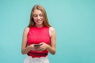 Overjoyed mutlu heyecanlı kadın maaş hakkında bilgi veren kısa mesaj almak için mutlu, iyi haber sevinir, cep telefonu bakar, mutluluk tan jestleri aktif, kapalı tek başına duruyor.