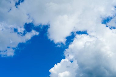 Beyaz kabarık bulutlu mavi gökyüzü arkaplanı