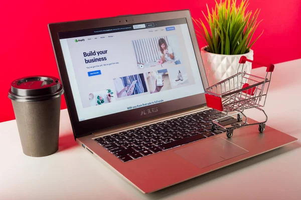 Tula, Rusya - 18 Ağustos 2019: Masa başında modern bir dizüstü bilgisayarda görüntülenen alışveriş web sayfası