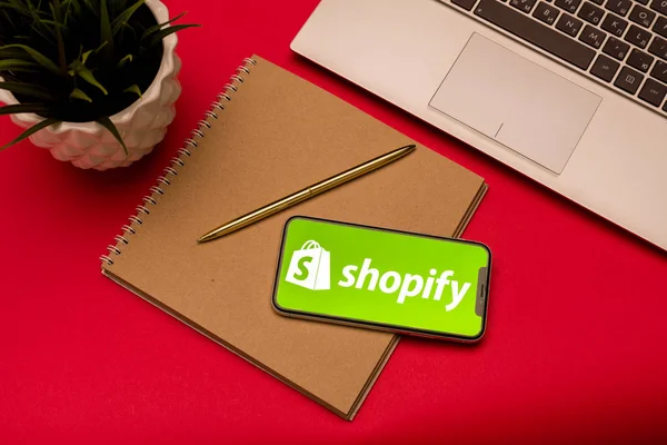 Tula, Russland - AUGUST 19, 2019: Shopify logo på iphone X – stockfoto