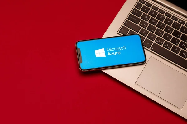 Tula, Russia - AUGUST 19, 2019: Microsoft Azure vises på en iphone X nær moderne laptop på pulten – stockfoto