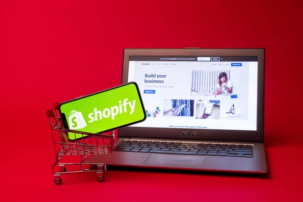 Tula, Rusia - 19 de agosto de 2019: Shopify web page displayed on a modern laptop —  Fotos de Stock