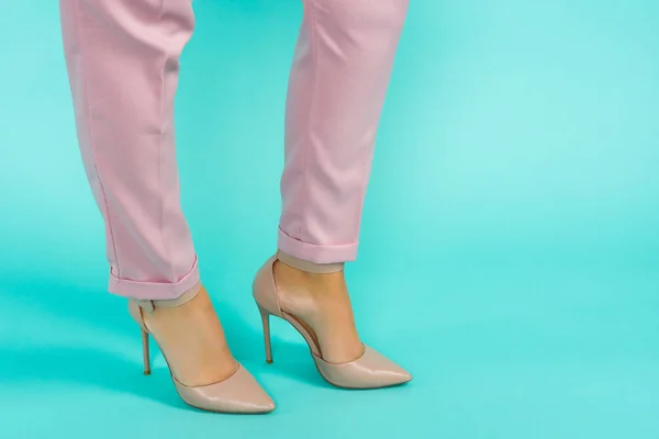 Mavi arka planda kahverengi yüksek topuklu ayakkabılar seksi bacaklar. — Stok fotoğraf