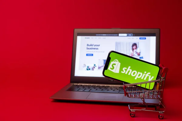 Tula, Russia - AGOSTO 19, 2019: Shopify pagina web visualizzata su un laptop moderno — Foto Stock