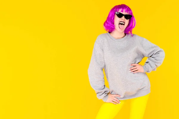 Retrato de chica de moda sobre fondo amarillo. Mujer joven de estilo loco en peluca rosa — Foto de Stock