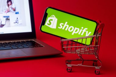Tula, Rusya - 19 Ağustos 2019: Shopify web sayfası bir 