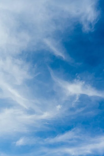 雲景。青い空と白い雲晴れた日スピンドリフト雲. — ストック写真