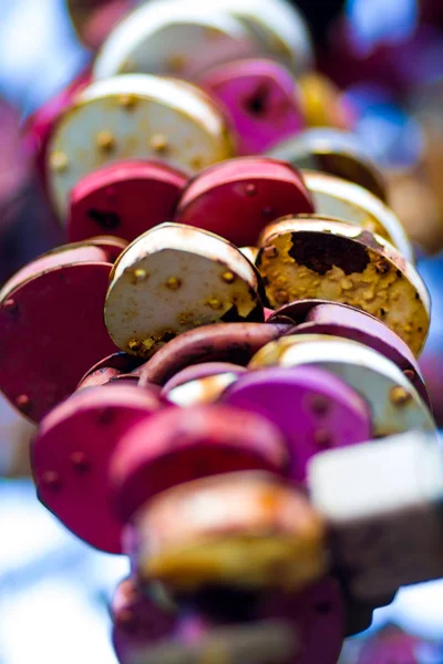 Close-up element boom van liefde met bruiloft sloten, Luzhkov brug. Moskou, Rusland — Stockfoto