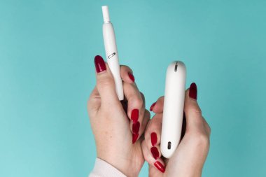 Tula, Rusya, 17 Eylül 2019: Kadın Iqos 3 tutar. Isıtma tütün sistemi.