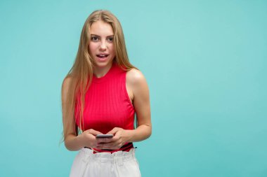 Overjoyed mutlu heyecanlı kadın maaş hakkında bilgi veren kısa mesaj almak için mutlu, iyi haber sevinir, cep telefonu bakar, mutluluk tan jestleri aktif, kapalı tek başına duruyor.