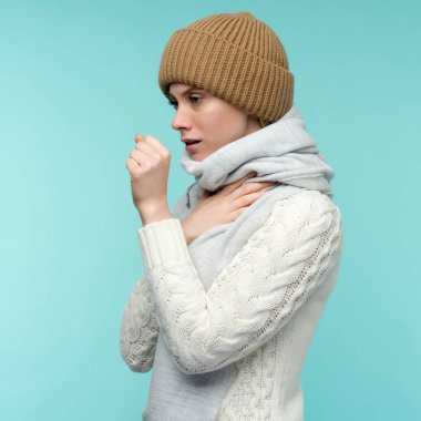 Soğuk algınlığı ve grip. Güzel Genç Kadın Portresi Öksürük ve Boğaz Ağrısı Ile Kapalı Hasta Feeling.