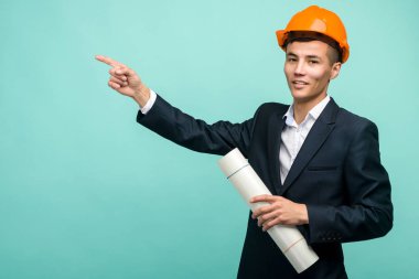 Yakışıklı genç asyalı adam mimar yan işaret