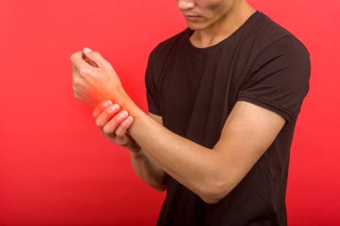 insanlar, sağlık ve sorun kavramı - el bileğinde ağrı muzdarip adam yakın