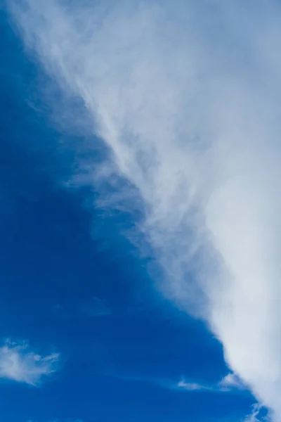 雲景。青い空と白い雲晴れた日積雲. — ストック写真