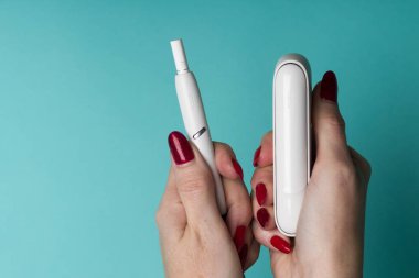 Tula, Rusya, 17 Eylül 2019: Kadın Iqos 3 tutar. Isıtma tütün sistemi.