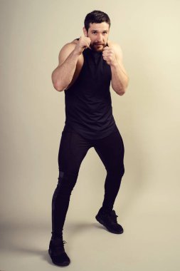 yakışıklı adam atletik, erkek model stüdyoda poz, gösteren 