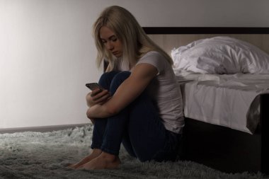 cep telefonu kötü yazma yakınında katta oturan genç kızlar