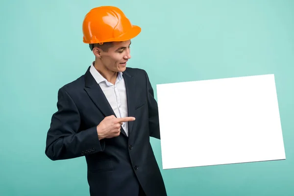 Feliz sorrindo jovem asiático engenheiro homem pontos dedo branco tabuleta — Fotografia de Stock