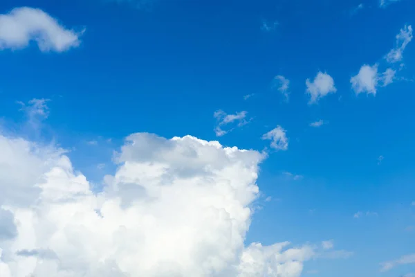 青い空の背景に白いふわふわの雲 — ストック写真