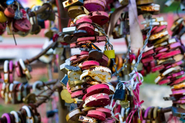 Close up element Tree of Love with wedding locks, Luzhkov Bridge. Moscow, Russia — Stock Photo, Image