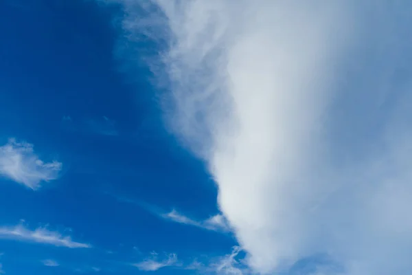 雲景。青い空と白い雲晴れた日積雲. — ストック写真