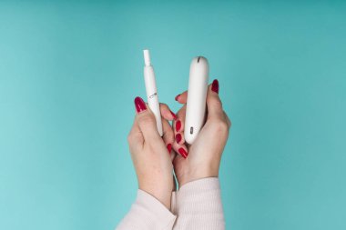 Tula, Rusya, 17 Eylül 2019: Kadın Iqos 3 tutar. Isıtma tütün sistemi.