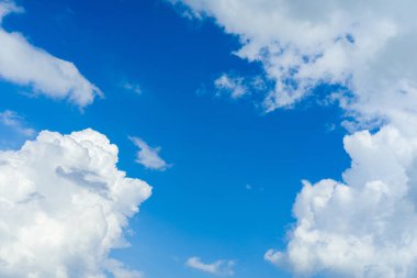 Beyaz kabarık bulutlu mavi gökyüzü arkaplanı