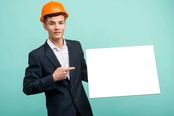 Feliz sorrindo jovem asiático engenheiro homem pontos dedo branco tabuleta — Fotografia de Stock