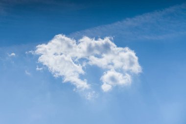 Bulut manzarası. Mavi gökyüzü ve beyaz bulut. Güneşli bir gün. Kümülüs bulutları.