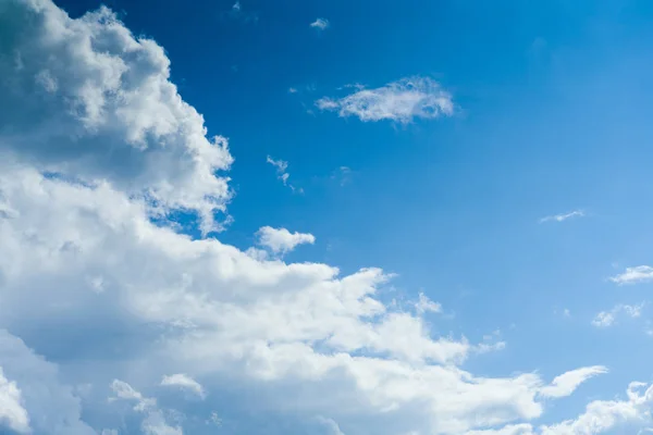 Fond Bleu Ciel Avec Des Nuages Pelucheux Blancs Cumulus Air Stock Photo