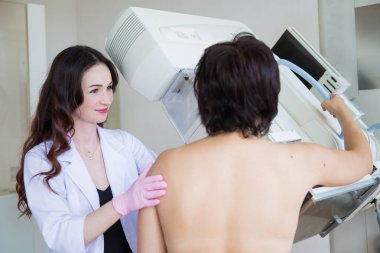 Hasta ultrason muayenesinden ofisinde yerine getiren gülümseyen genç mamolog portresi