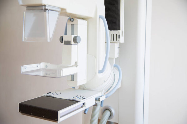 Вид сбоку на новое оборудование для млекопитающих в офисе клиники
