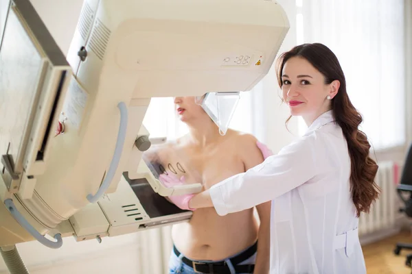 Jeune Belle Spécialiste Sein Effectuant Échographie Sein Une Patiente Dans — Photo