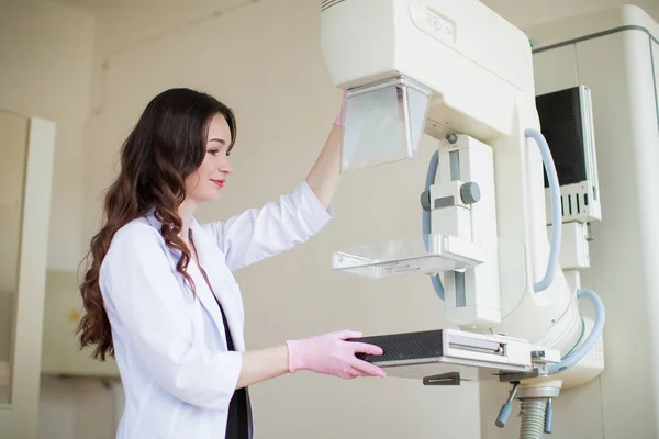 Oldalnézetből Fiatal Vidám Mell Szakember Közelében Készülék Irodájába Emlő Ultrahang — Stock Fotó