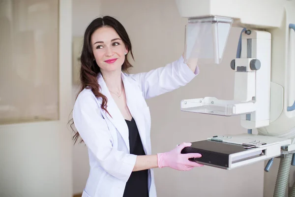 Portret Van Jonge Lachende Borst Specialist Permanent Buurt Van Apparatuur — Stockfoto