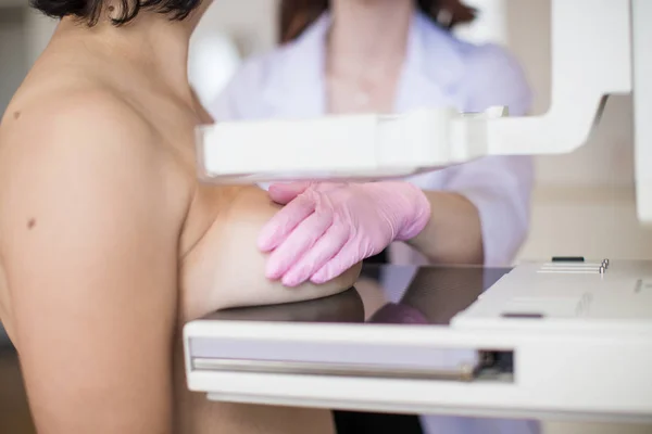 Nahaufnahme Der Ultraschalluntersuchung Der Brust Einer Patientin Geschlossenen Räumen — Stockfoto
