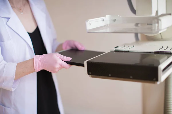 Nahaufnahme Der Brustspezialistin Rosa Handschuhen Der Nähe Der Ultraschalluntersuchung Der — Stockfoto